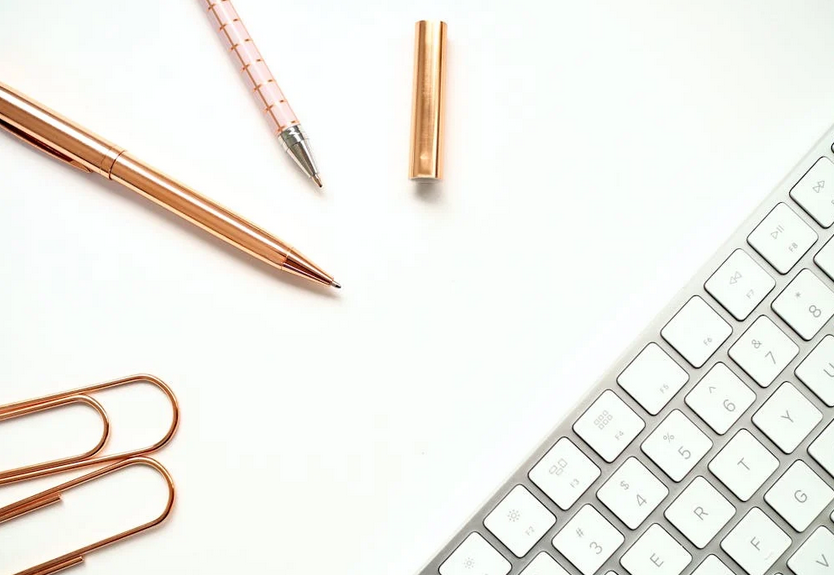 Optimizando tu escritorio para una mayor productividad y concentración.