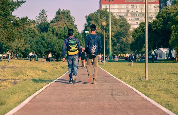 Financiación y Becas Exclusivas: Encuentra ayudas económicas privadas y locales para pagar tus estudios sin depender del Estado.